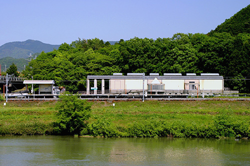 加古川対岸から見た「日本へそ公園駅」 