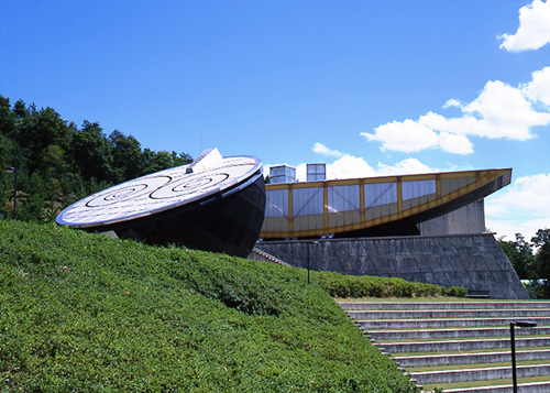 にしわき経緯度地球科学館テラ・ドームの「地球と月をイメージした建物」