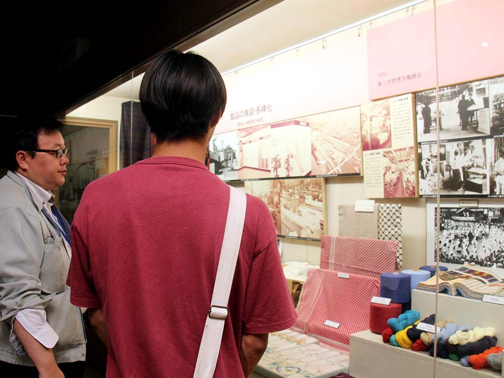 ⻄脇市郷⼟資料館の説明風景