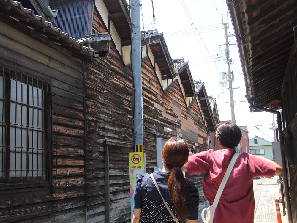 のこぎり屋根がある通り