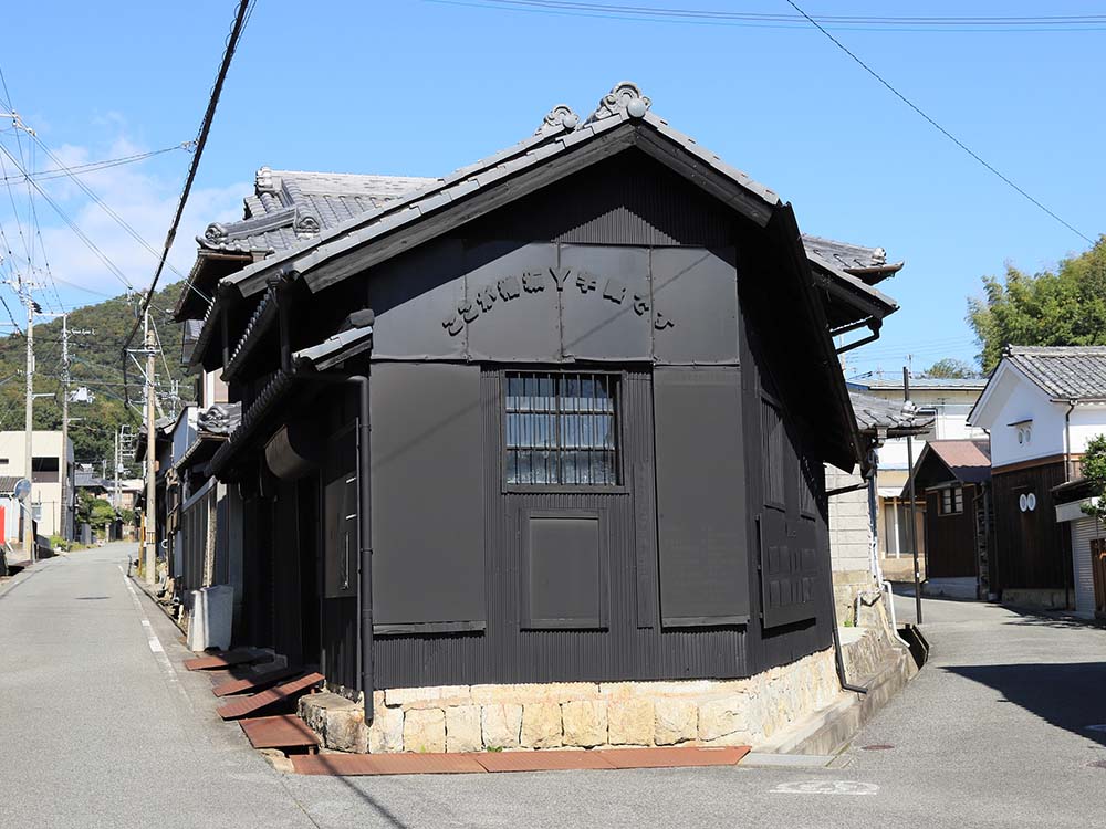 世界的美術家・横尾忠則さんの「Ｙ字路」シリーズに登場する椿坂