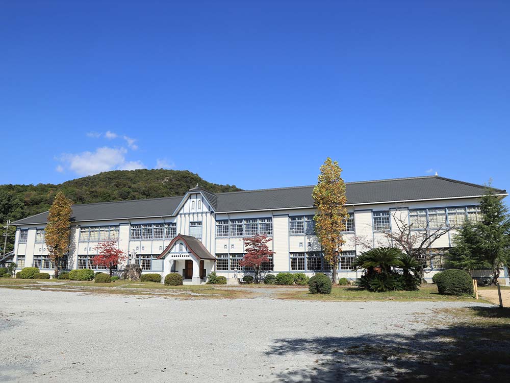 国指定重要⽂化財の⻄脇⼩学校