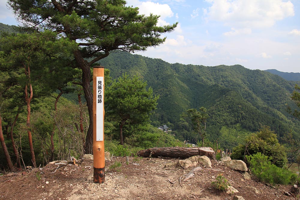 黒田城址の山頂にある見張り櫓跡