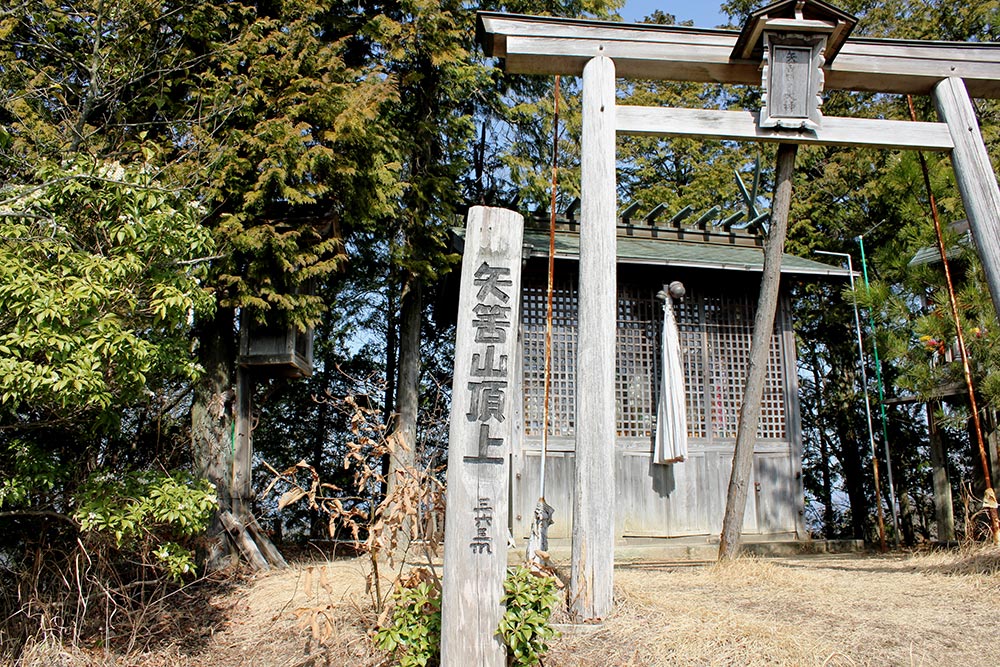 矢筈山の山頂にある神社